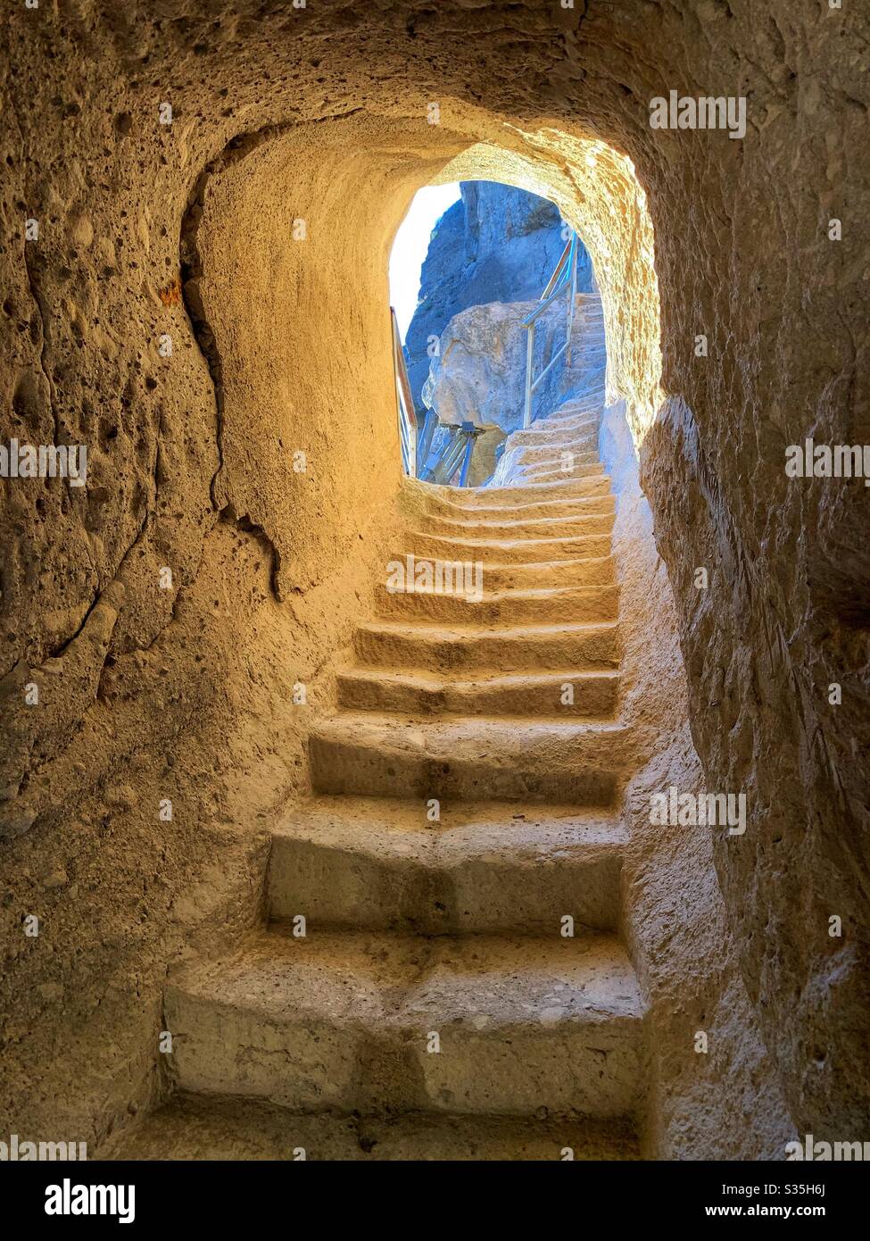 Das Treppenhaus ist in die Seite eines Berges, Vardzia, Georgia, eingestürzt. - Smartphone-aufgenommenes Stockfoto