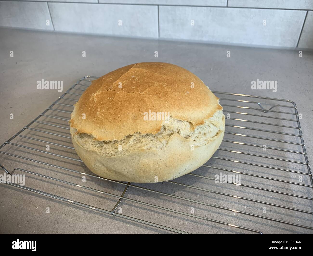 Hausgemachtes Brot - Smartphone-aufgenommenes Stockfoto