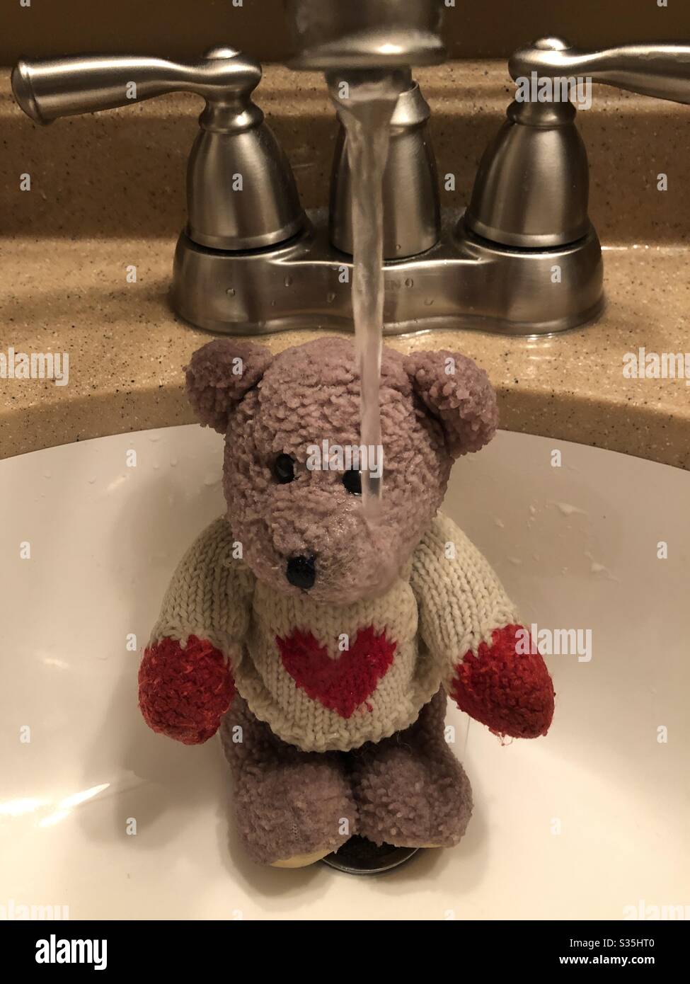 Badezeit für einen süßen Teddybären. Stockfoto
