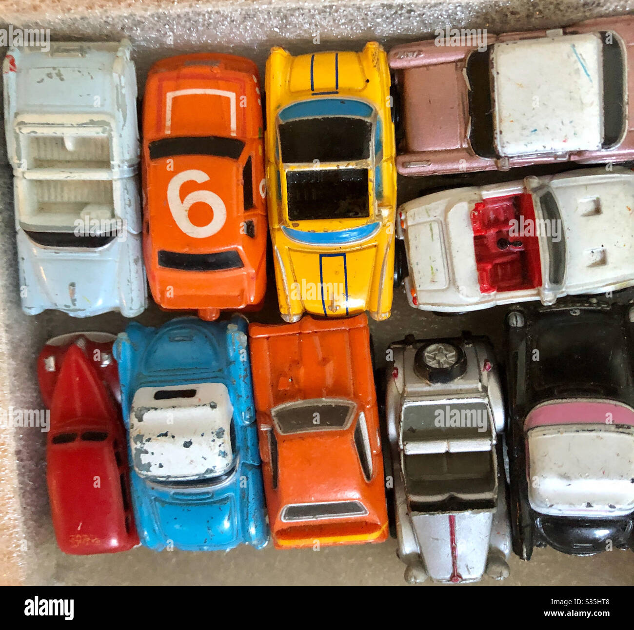 Modell Auto Sammlung Vintage Spielzeug Modell Autos voller Erinnerungen und bunt in Box angezeigt Stockfoto