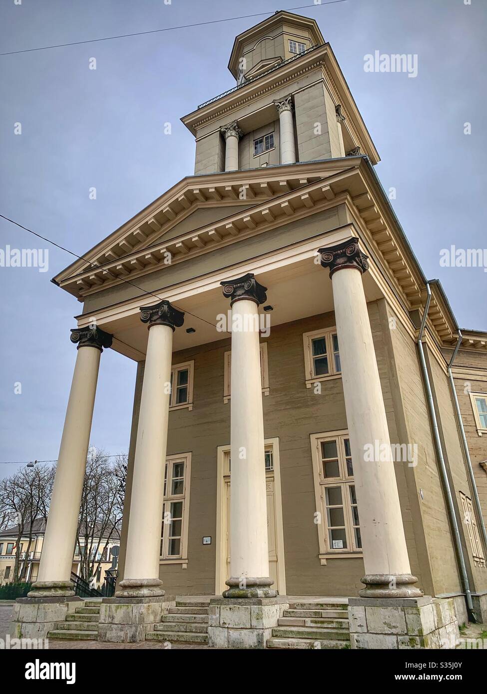 Großes Holzgebäude mit riesigen Holzsäulen in Riga, Lettland. Stockfoto