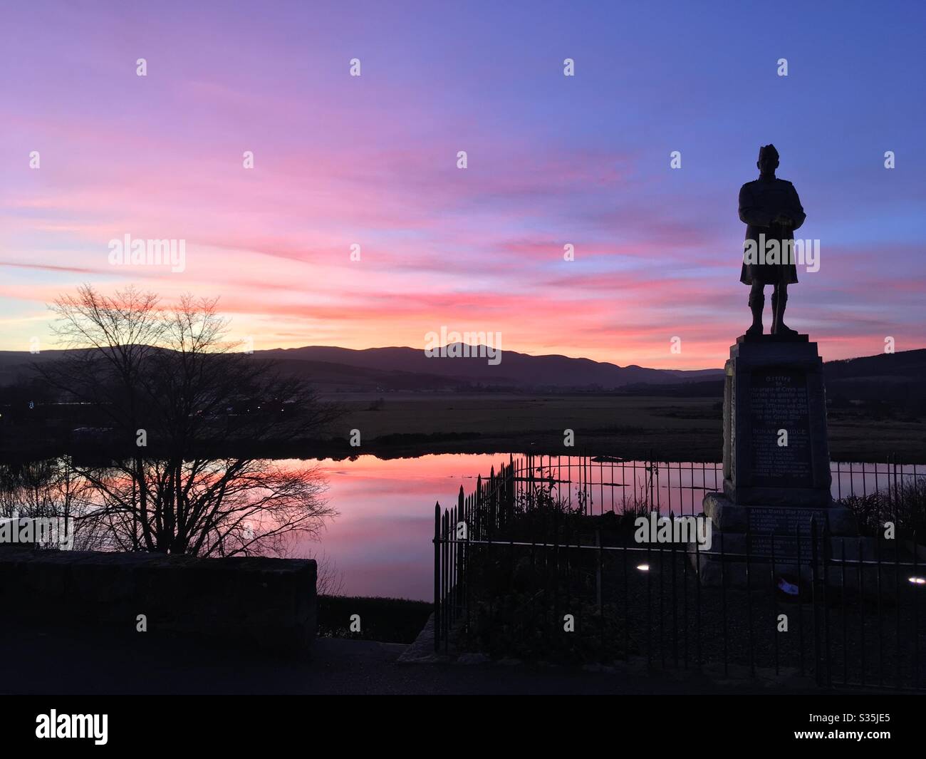 Kriegerdenkmal bei Sonnenuntergang Stockfoto