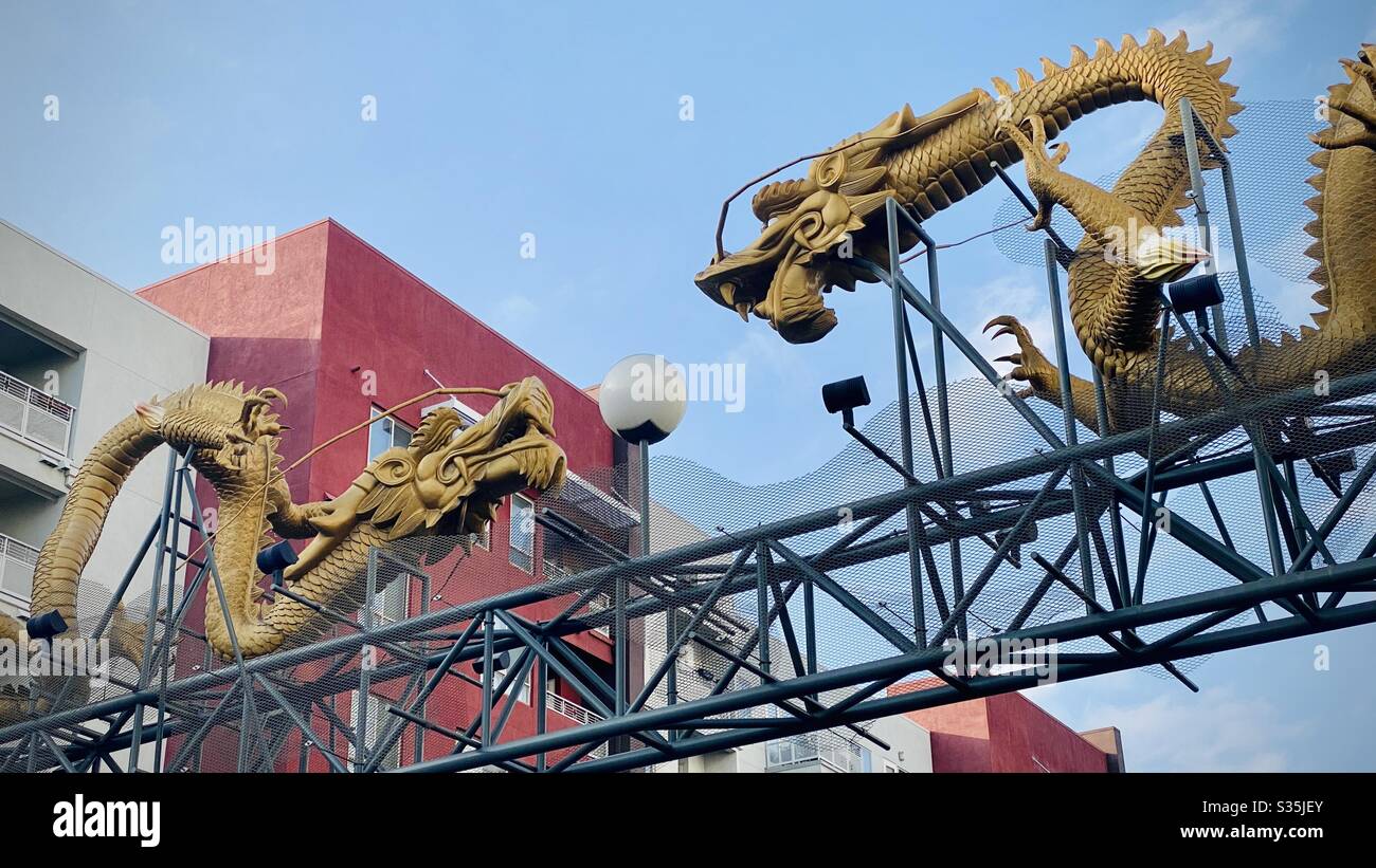 LOS ANGELES, CA, APR 2020: Detail der goldenen Drachen Statuen auf Twin Dragon Gateway, am N Broadway, am Rande von China Town in Downtown LA - Smartphone-aufgenommenes Stockfoto