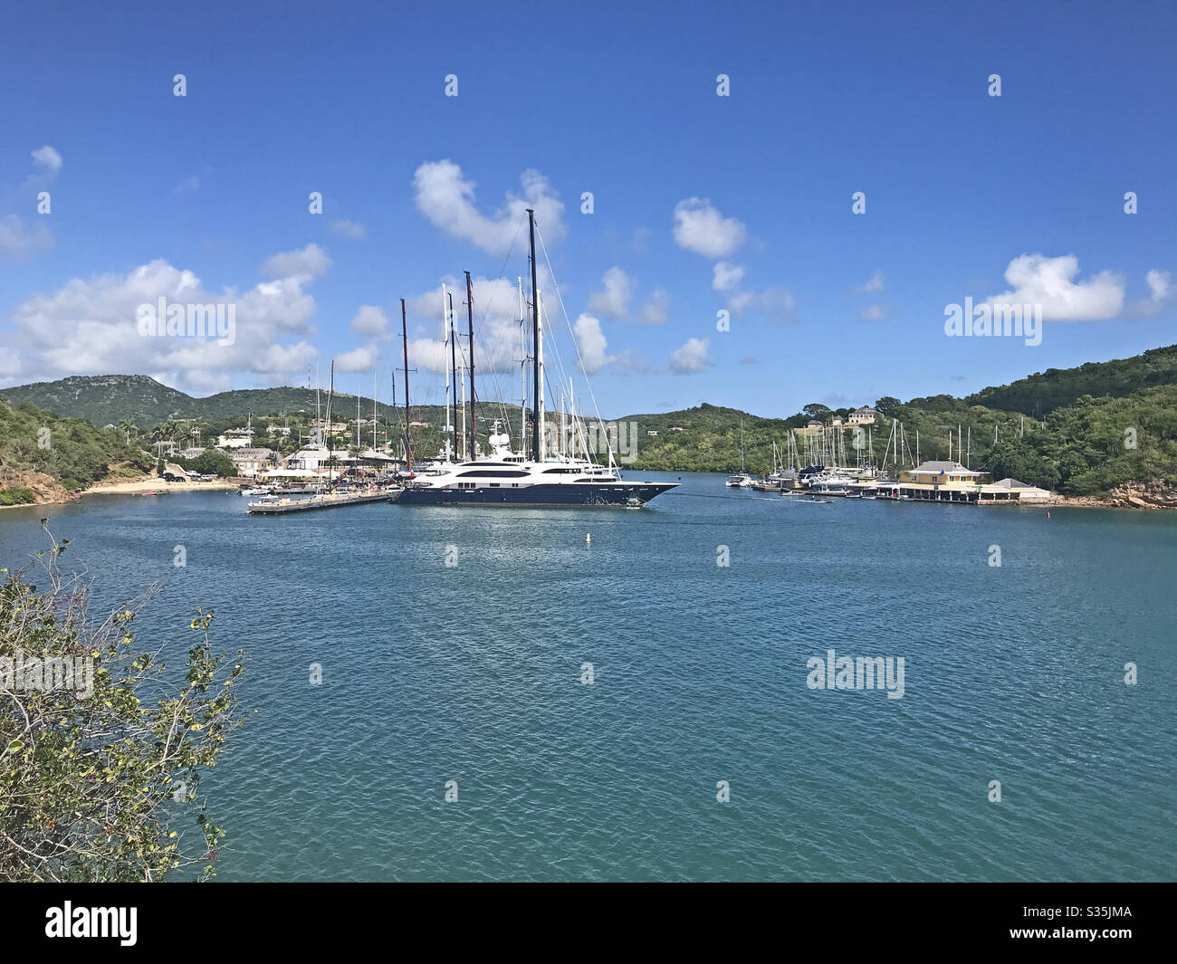 Ansicht der Boote im englischen Hafen von Fort Berkeley in Antigua und Barbuda, Karibik, Kleinantillen, Westindien mit blauem Himmel Kopierraum gesehen. - Smartphone-aufgenommenes Stockfoto