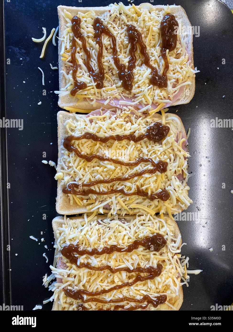 Schinken- und Käsekastanie mit brauner Sauce und Chili- und Pfefferschoten Stockfoto