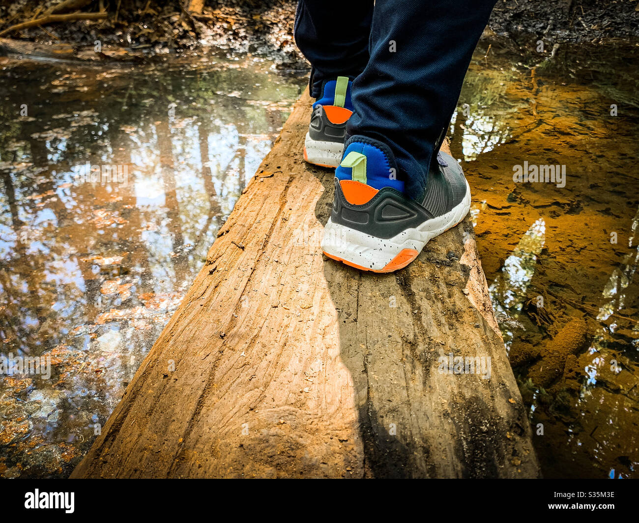 Raus in die Natur während des Covid Coronavirus Ausbruch. Dinge für Kinder zu tun. - Smartphone-aufgenommenes Stockfoto