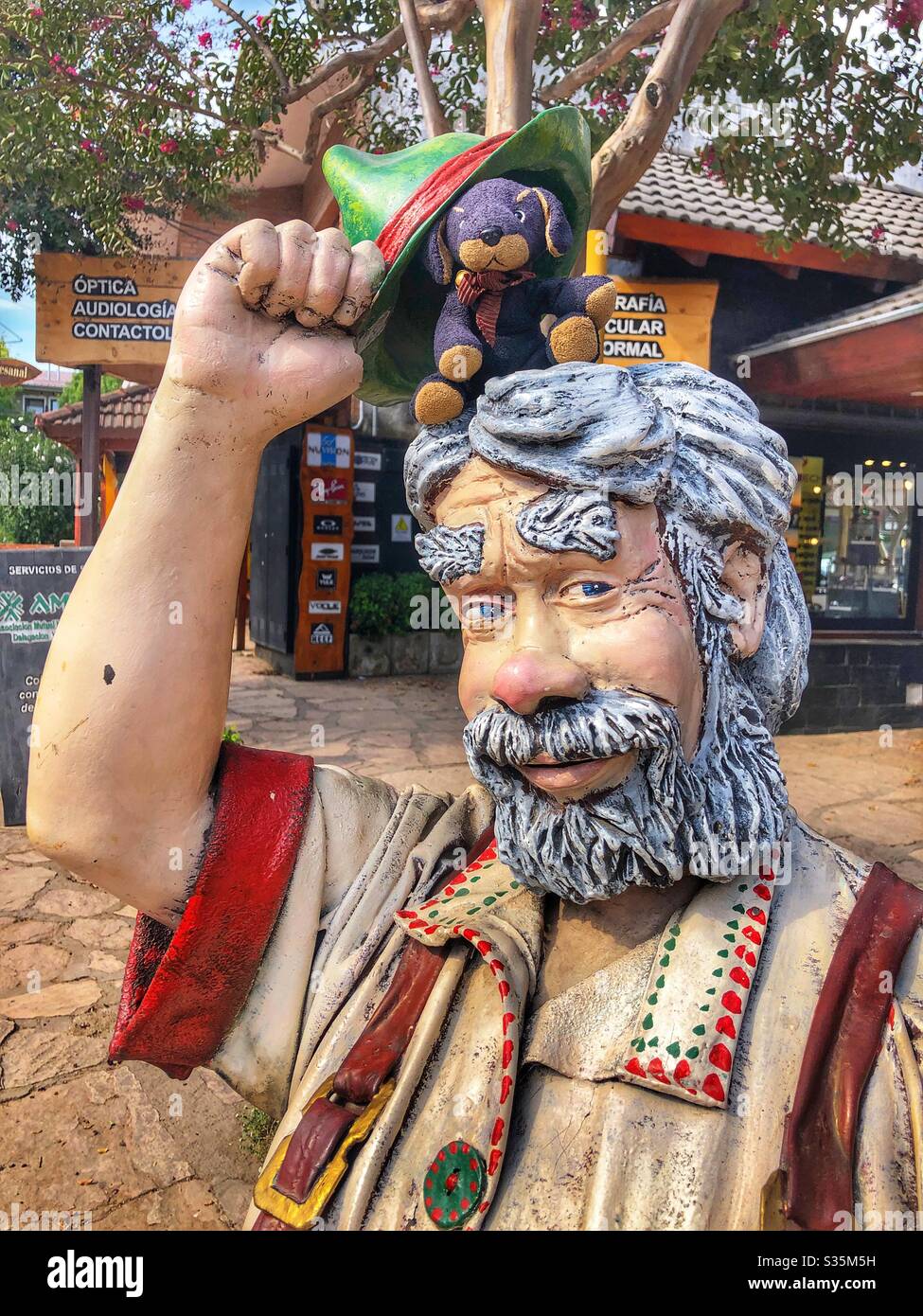 Eine Skulptur eines bayerischen Mannes auf der Straße der Villa General Belgrano, Argentinien. - Smartphone-aufgenommenes Stockfoto