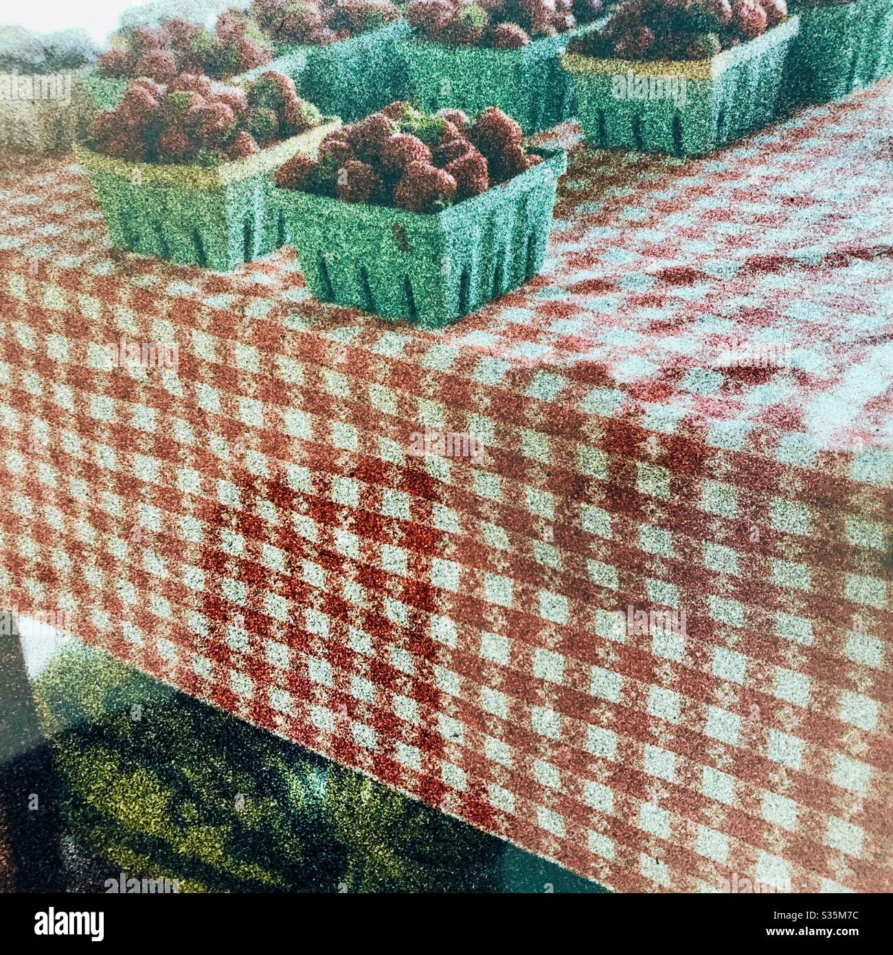 Erdbeeren auf lokalen landwirtschaftlichen Produkten stehen impressionistische Ansicht - Smartphone-aufgenommenes Stockfoto