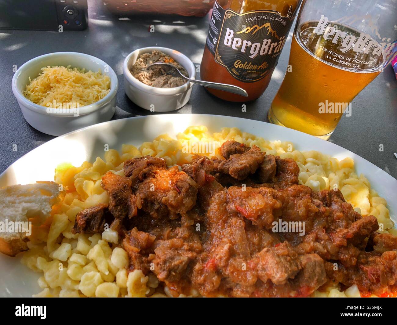 Ein herzhaftes Mittagessen, Gulasch und Spätzle, ein traditionelles deutsches Essen. Stockfoto