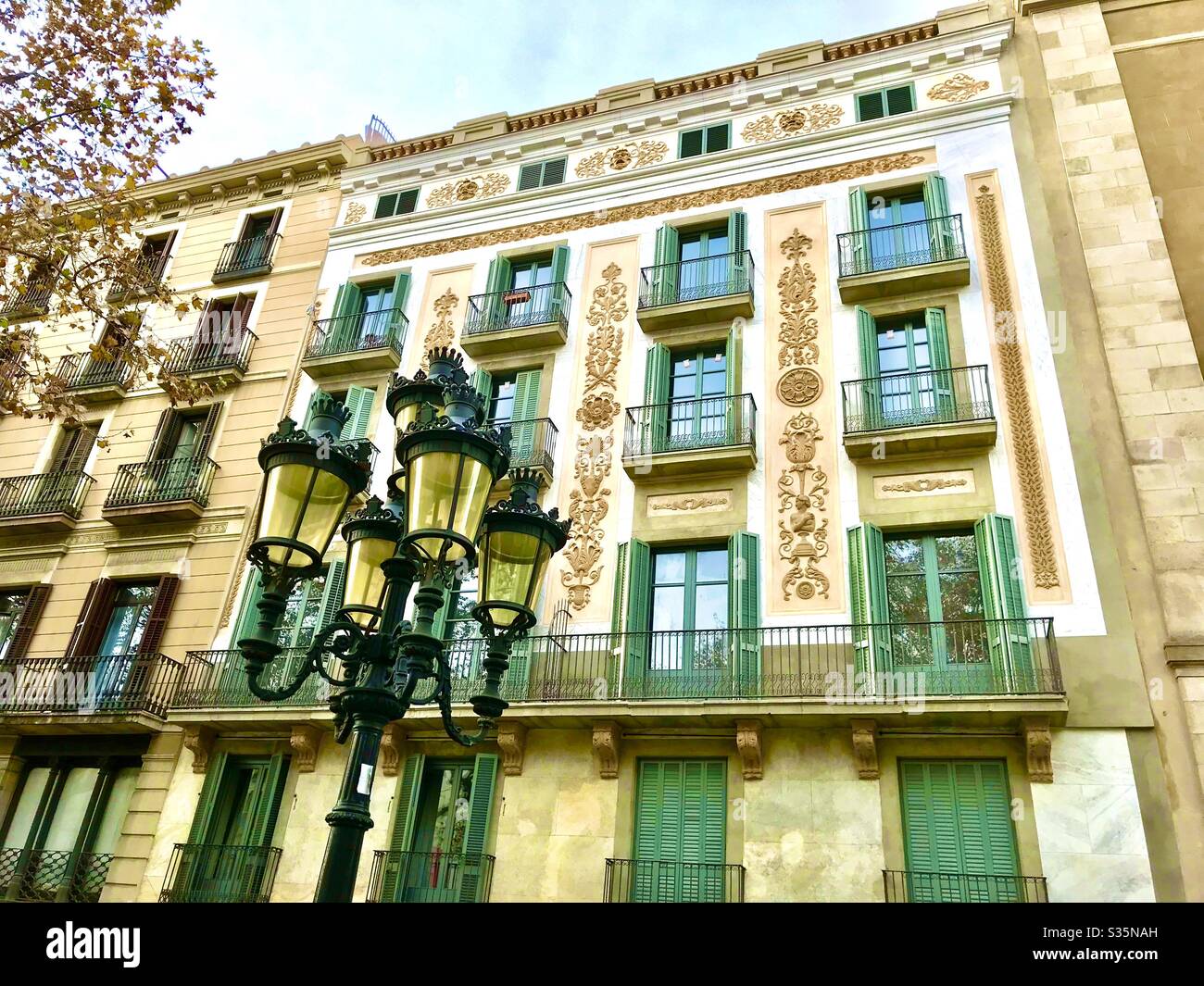 Kunstvolles Gebäude und Straßenlaterne Barcelona Stockfoto