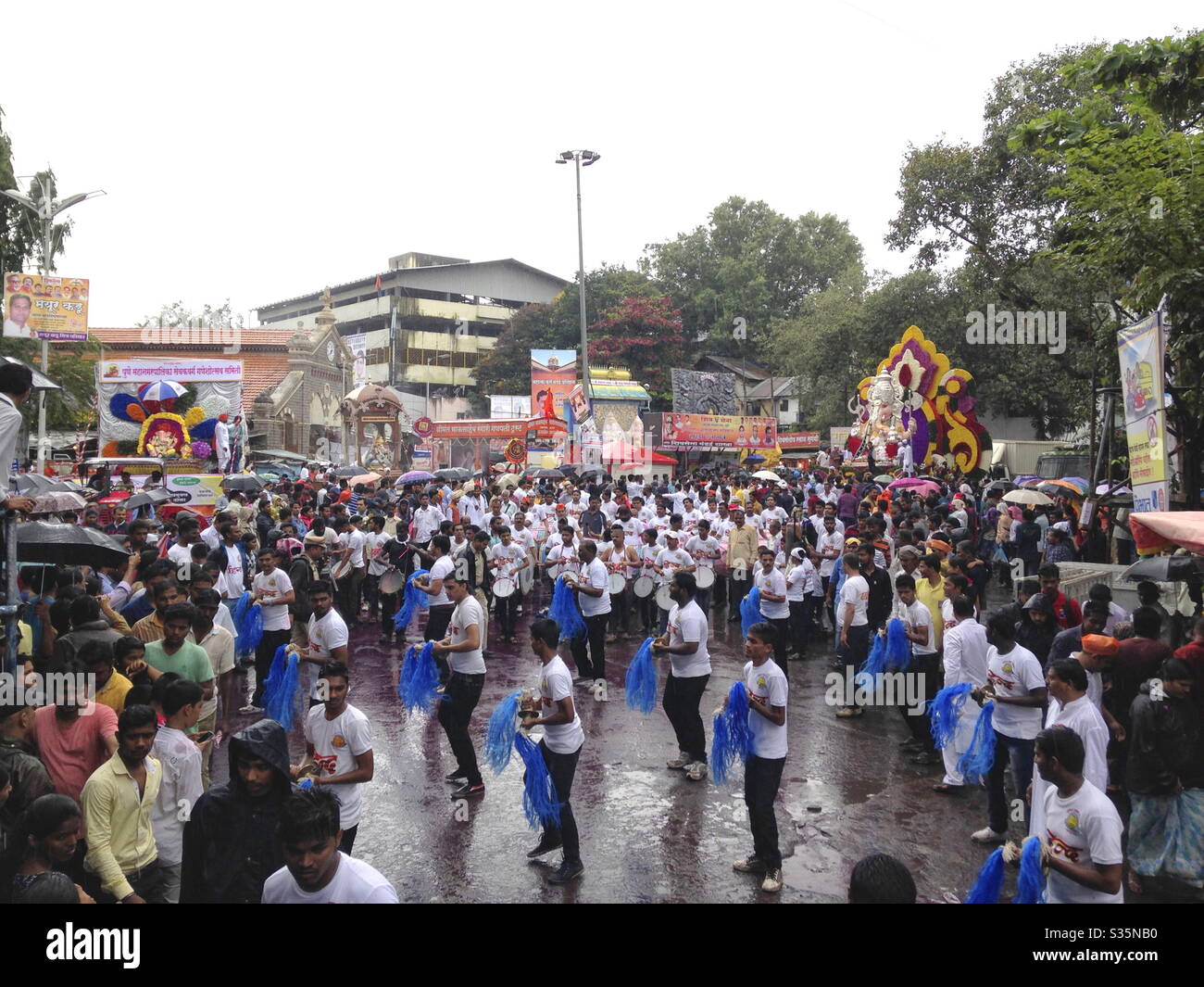 Prozession während Ganesh Festival in Pune Stadt, Indien. Stockfoto