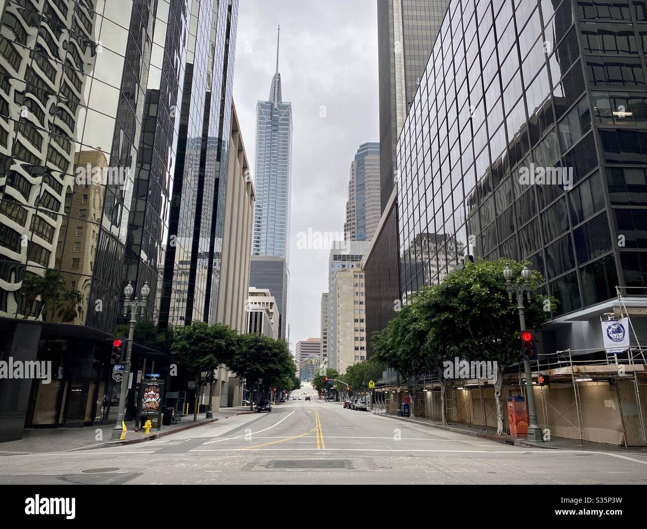 LOS ANGELES, CA, APR 2020: Leerer Wilshire Blvd an der Kreuzung mit Grand AV in Downtown während Coronavirus, Covid-19 Sperrung und Aufenthalt zu Hause Aufträge. Wilshire Grand Wolkenkratzer sichtbar, Mitte Stockfoto