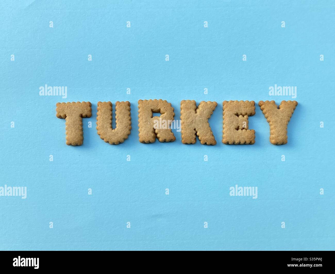 Türkei Ländername mit Keksbuchstaben auf blauem Hintergrund zusammengesetzt Stockfoto