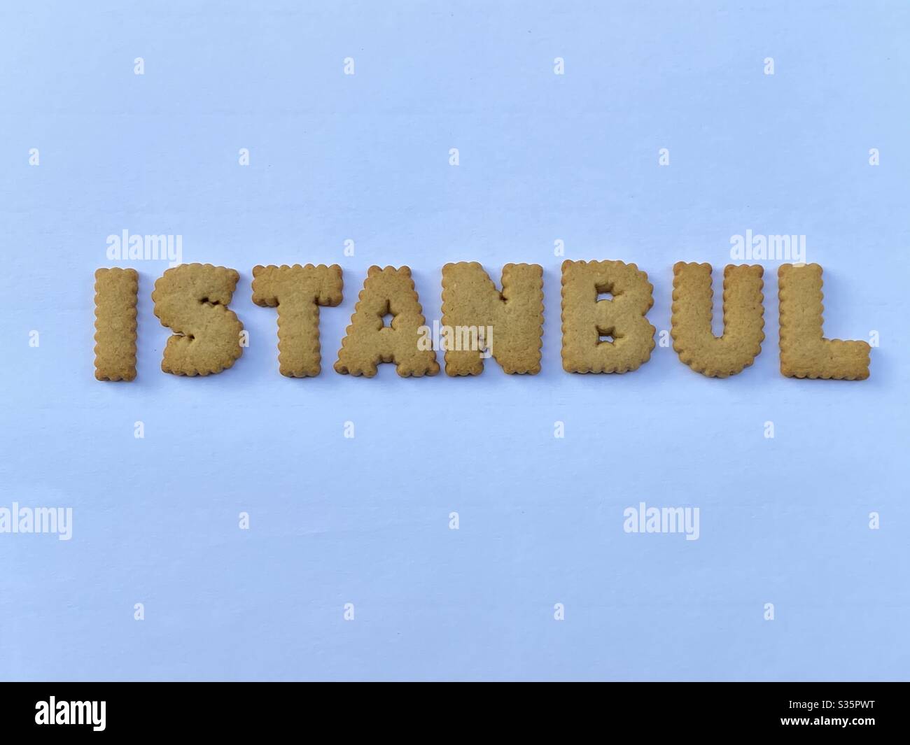 Istanbul, Türkei, Souvenir mit Keksbuchstaben auf weißem Hintergrund - Smartphone-aufgenommenes Stockfoto