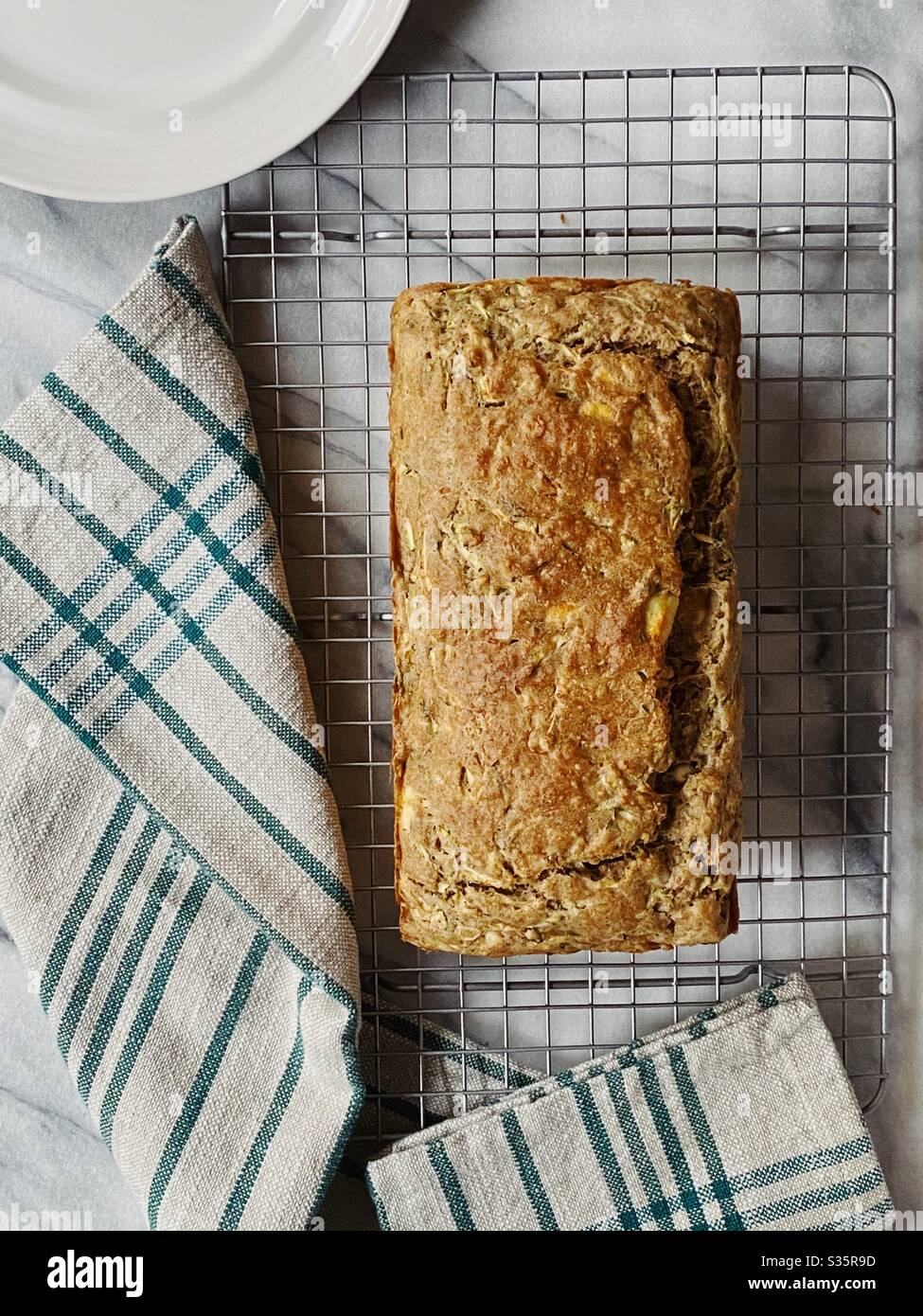 Frisch gebackenes herzhaftes Zucchini-Brot auf einem Kühlregal. Stockfoto