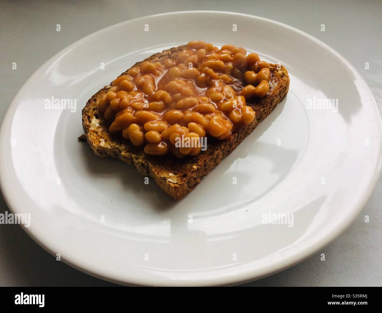 Gebackene Bohnen auf Toast Stockfoto
