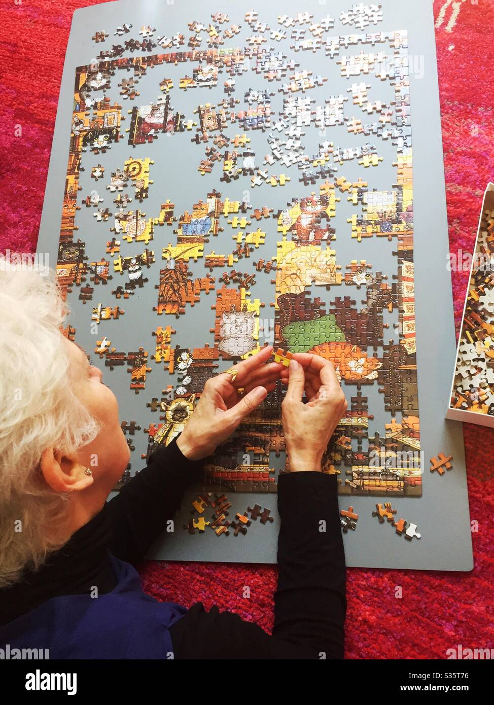 Puzzle wird von Rentnerin während der Coronavirus Lockdown, 2020, New York City, USA montiert Stockfoto