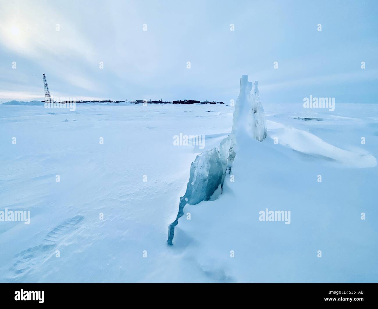 Die gefrorene arktische Landschaft außerhalb der alaskischen Stadt Kotzebue, Alaska. Stockfoto