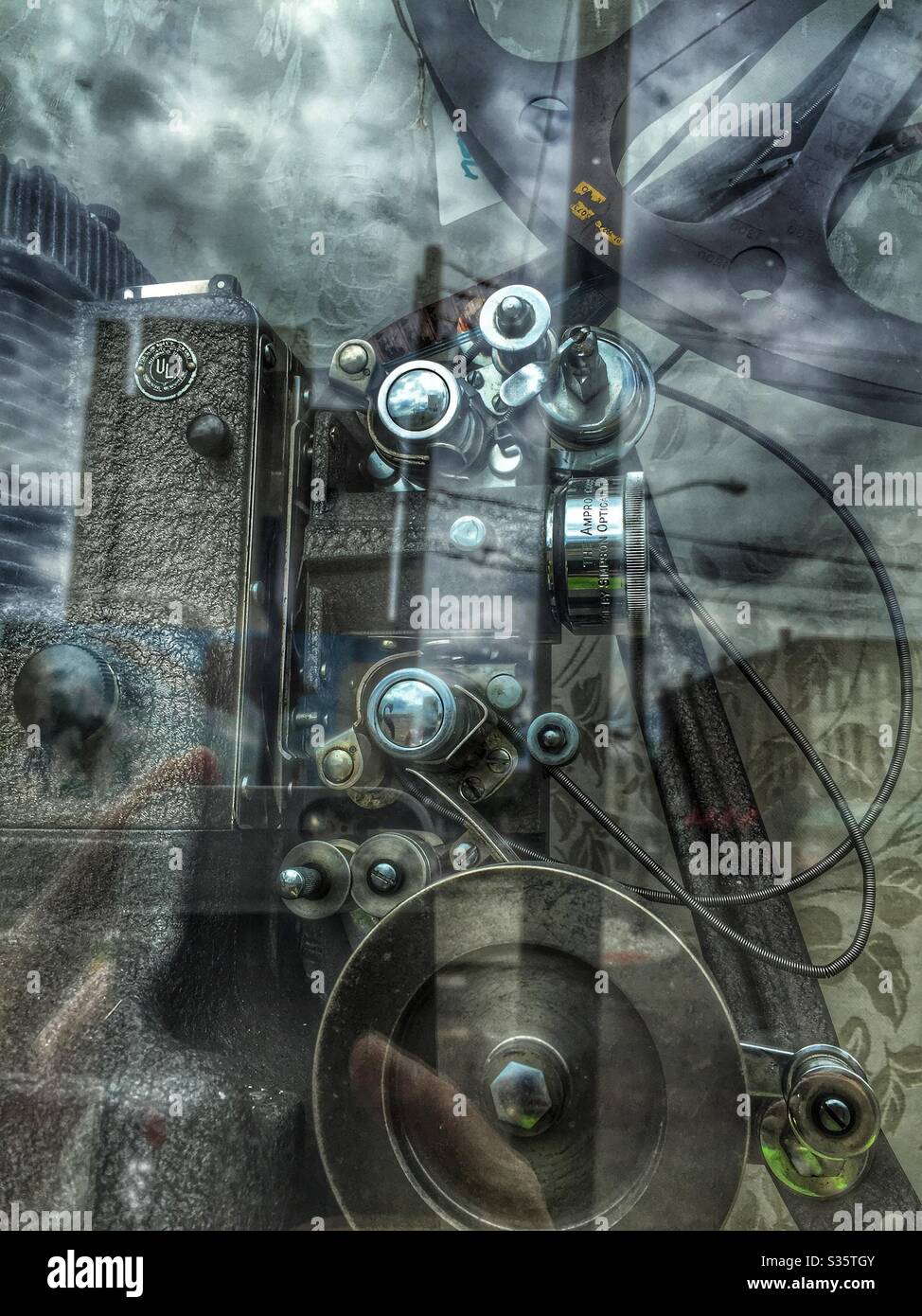 Vintage-Filmprojektor durch ein antikes Schaufenster gesehen Stockfoto