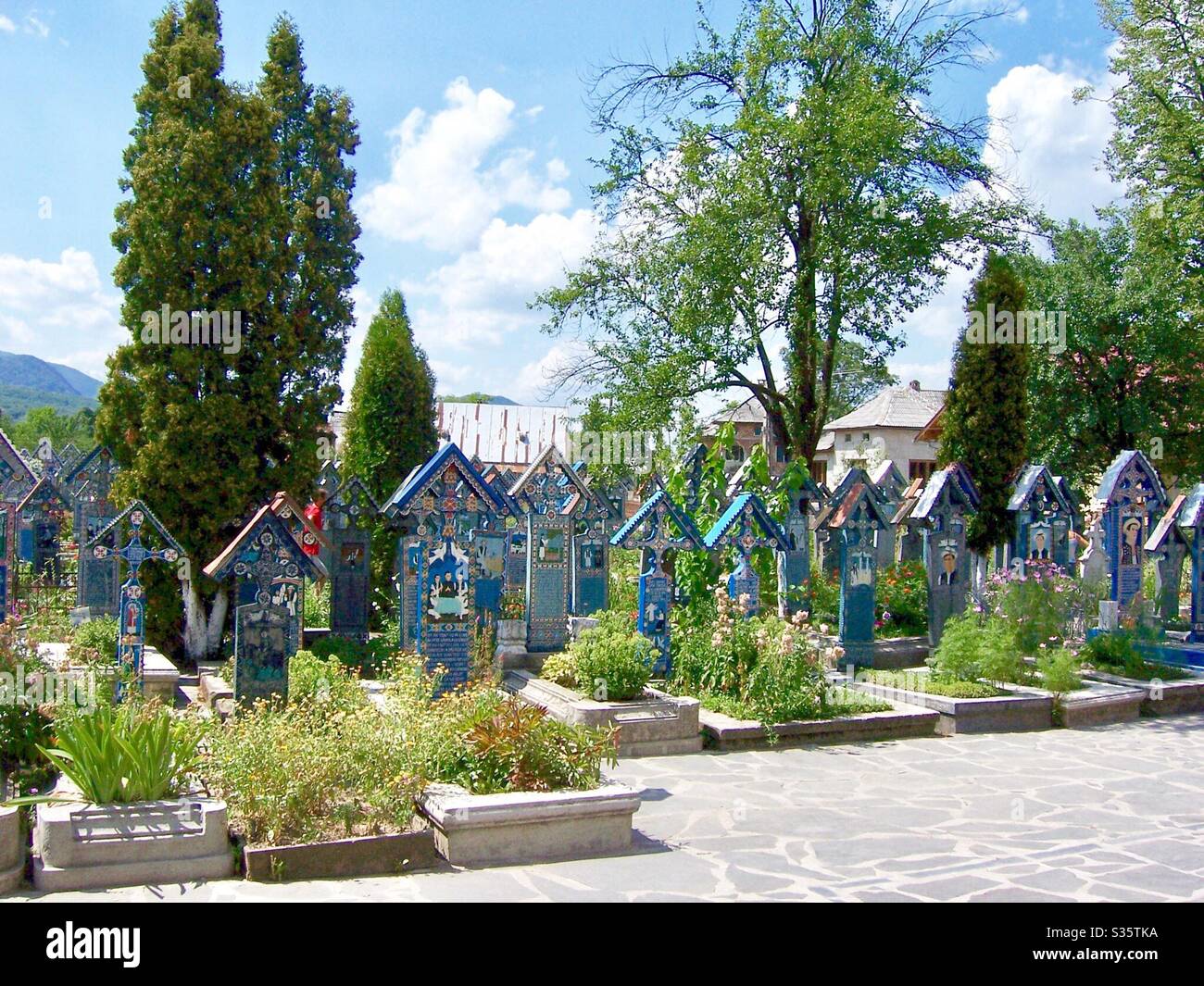🇷🇴 einzigartiger fröhlicher Friedhof in Săpânța, Maramureș berühmt für seine bunten Grabsteine mit naiven Gemälden und poetischen weißen Epitaphien /Cimitirul wesel din Săpânța, Rumänien Stockfoto