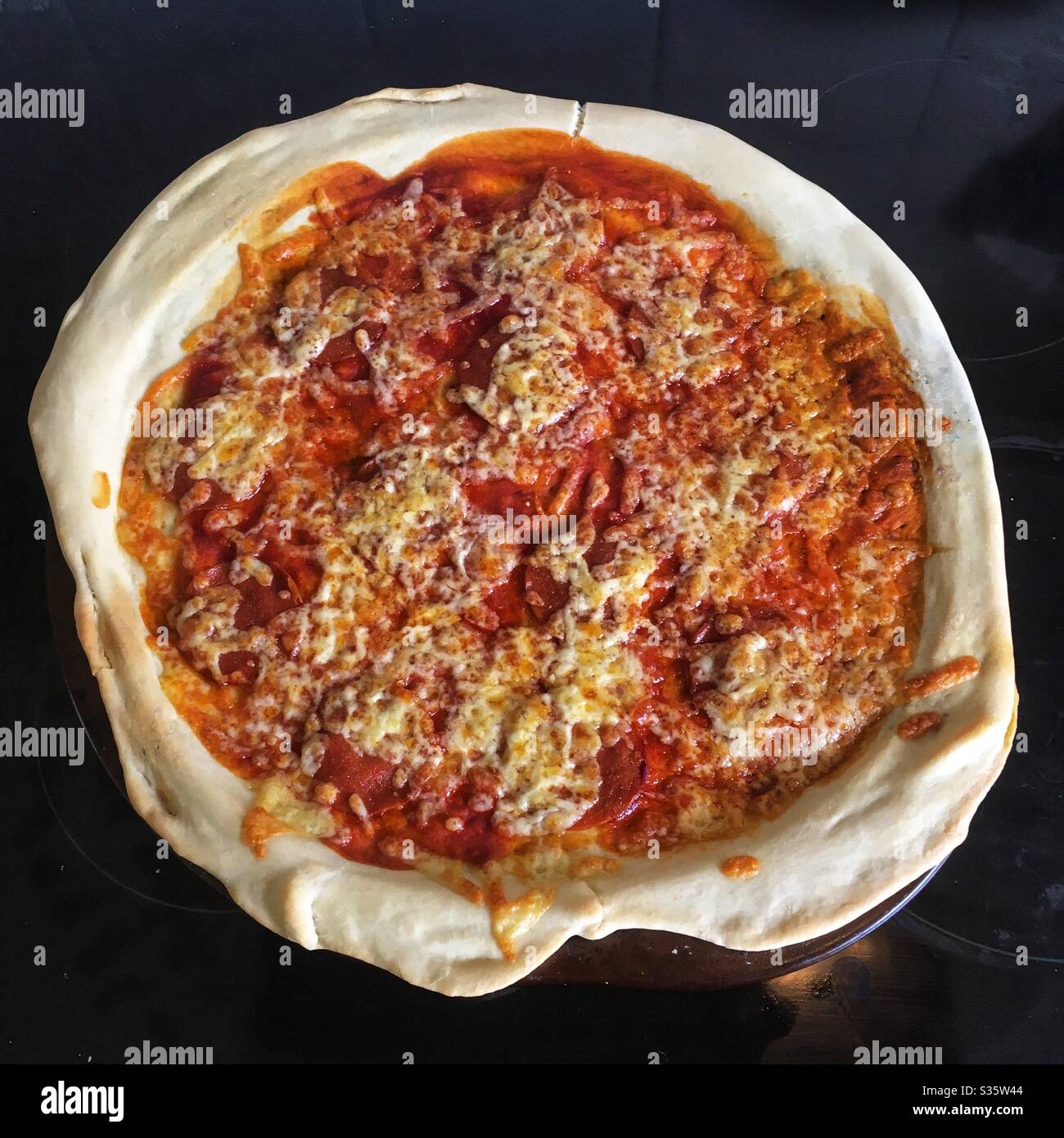 Hausgemachte pizza - Smartphone-aufgenommenes Stockfoto