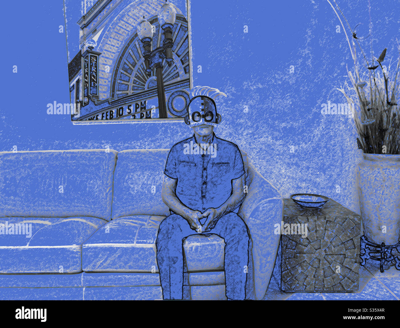 Blaugefiltertes Foto eines Mannes, der eine Maske trägt, die auf einer Couch sitzt. - Smartphone-aufgenommenes Stockfoto