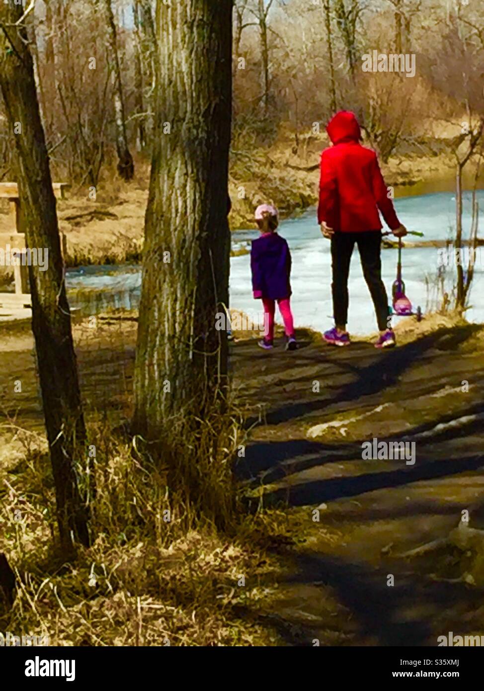 Mutter und Tochter wandern im Carburn Park, Calgary, Alberta Stockfoto