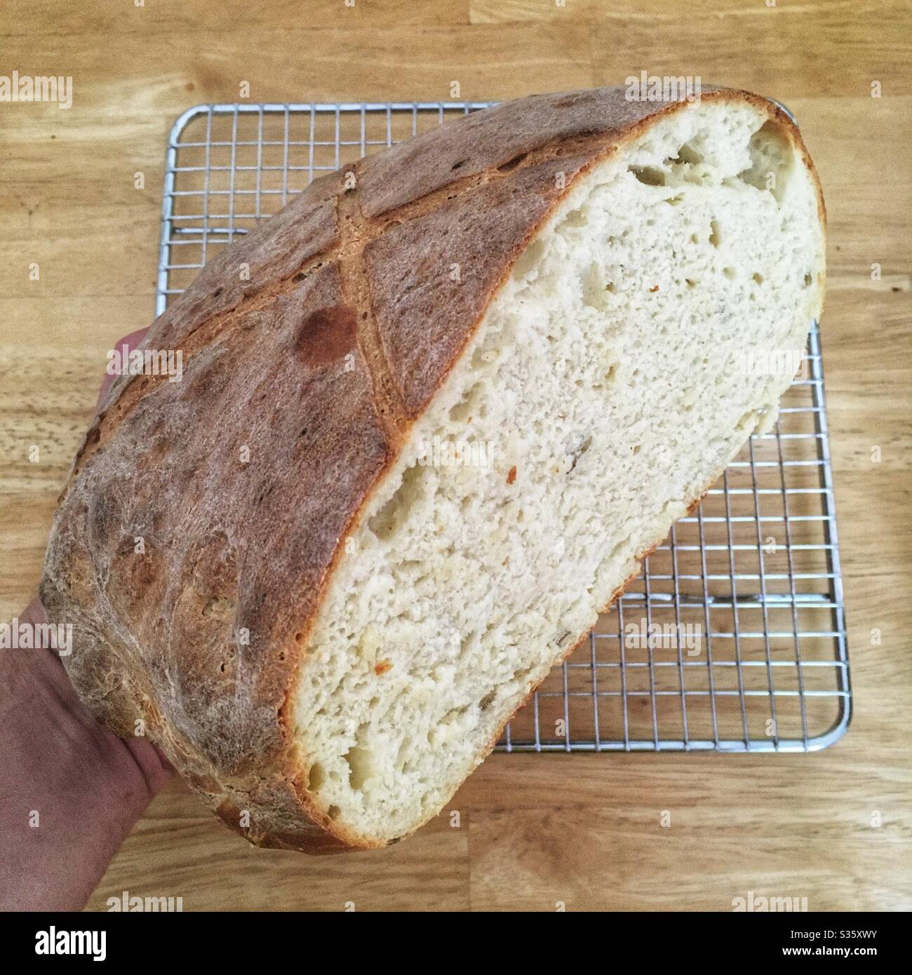 Hausgemachtes Brot mit Weißbrot. - Smartphone-aufgenommenes Stockfoto