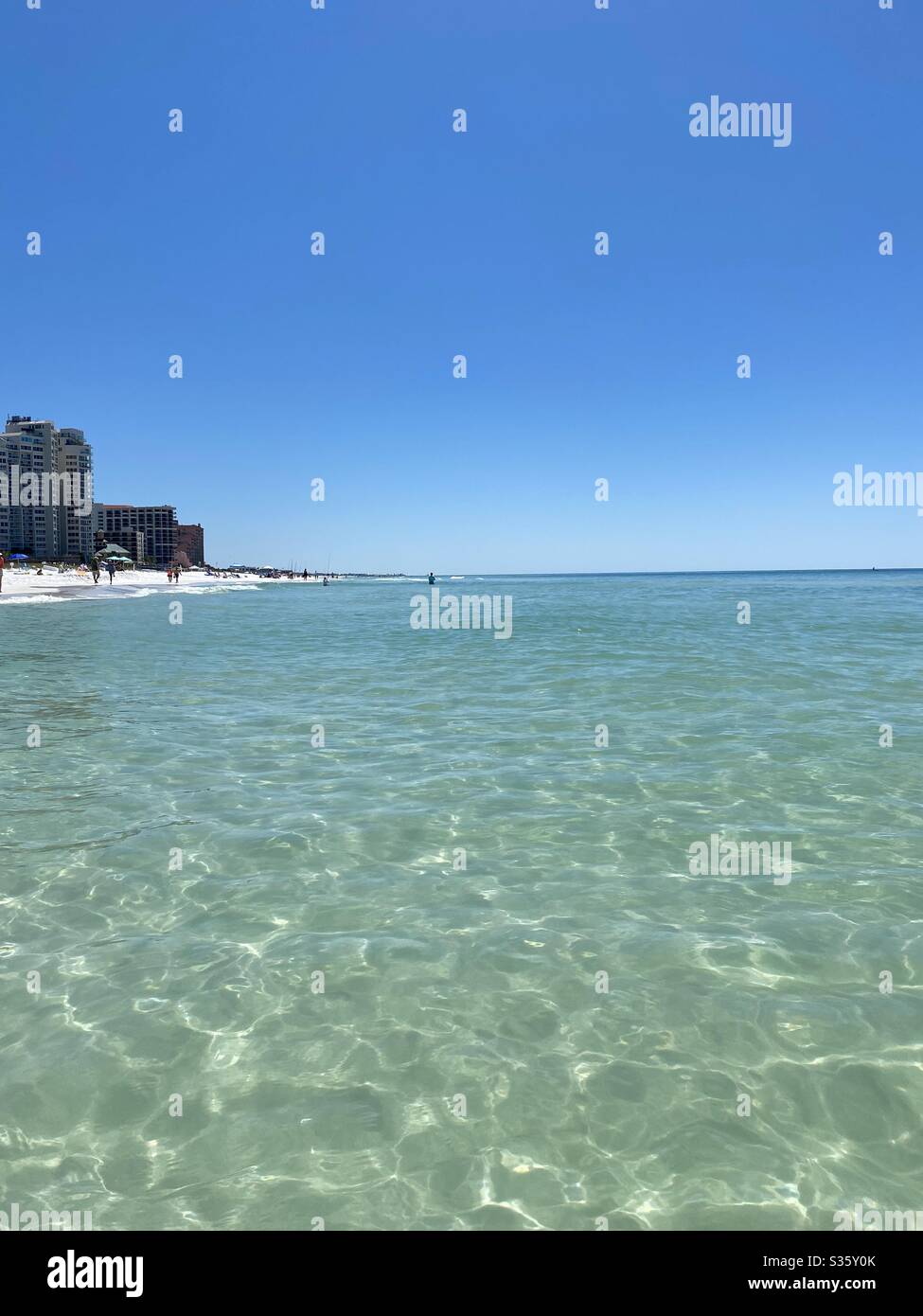 Blick auf die Strandküste vom Aussichtspunkt, der im smaragdgrünen Wasser des Golfs von Mexiko steht Stockfoto