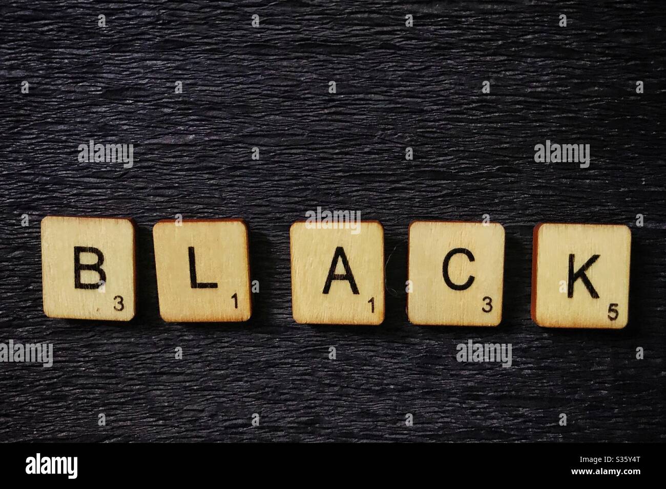 Holzfliesen buchstabieren Schwarz. Stockfoto