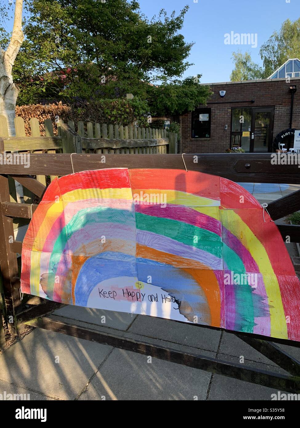 Ipswich, Großbritannien - 24. April 2020: Regenbogen der Hoffnung. Kinderkunst auf einem Tor der Grundschule. Die Schule ist wegen Coronavirus geschlossen. Stockfoto