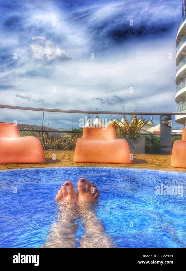 Blick auf die Zehen vom Whirlpool im Butlins SPA Bognor Regis Stockfoto