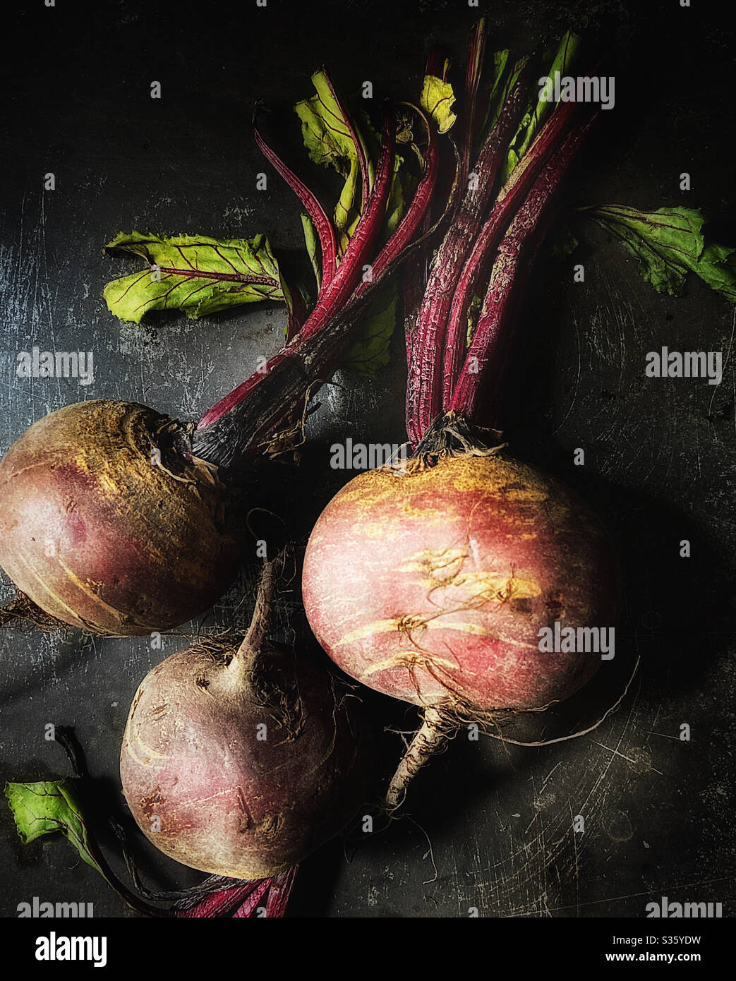 Rohe Rote Bete auf dunklem Hintergrund Stockfoto