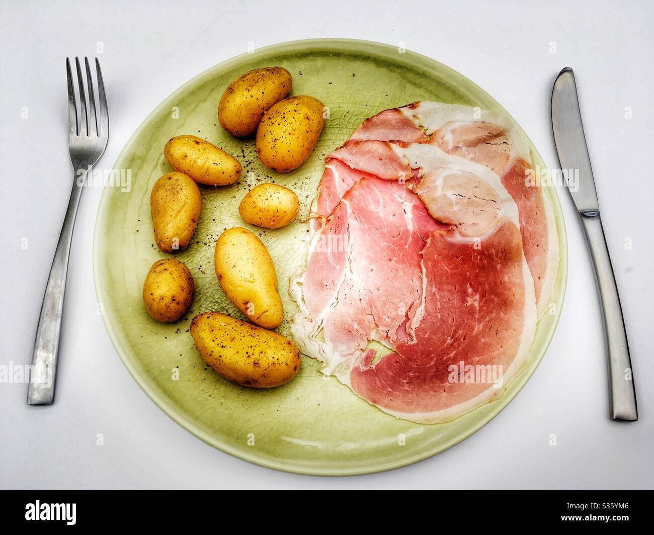 Suffolk-Schinken und gekochte Kartoffeln - Smartphone-aufgenommenes Stockfoto