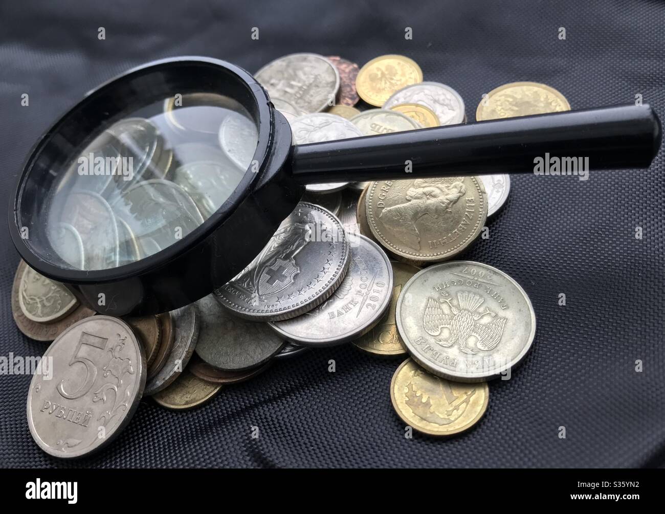 Geld, Geschäft, Idee, Finanzen, Numismatik, Münzen, Suche. Stockfoto