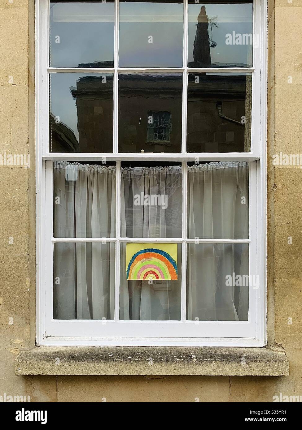 Regenbogen in einem Fenster, Coronavirus Pandemie, Mai 2020 Stockfoto