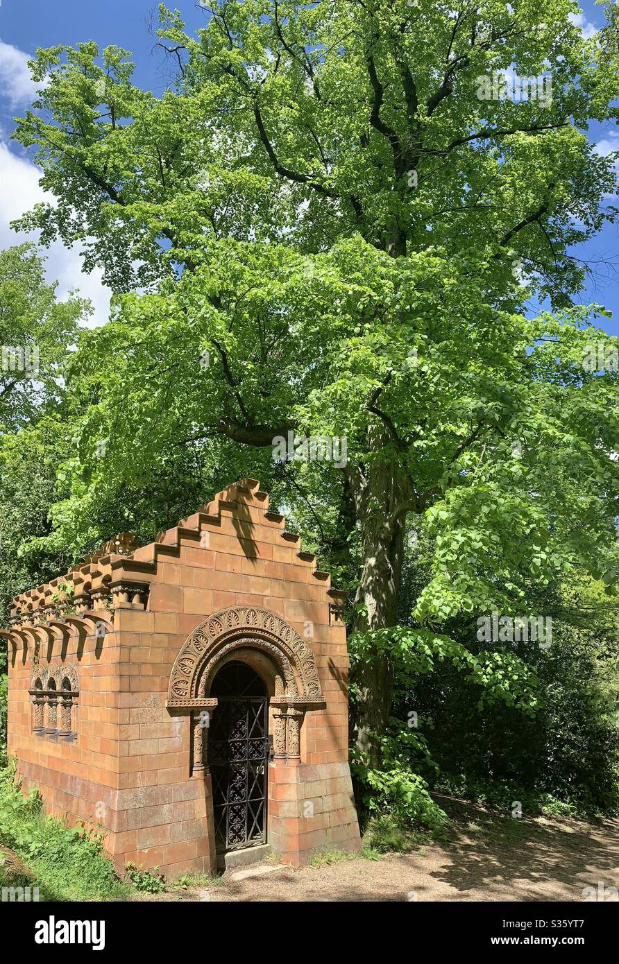 Nunhead Friedhof Monument und Baum Stockfoto