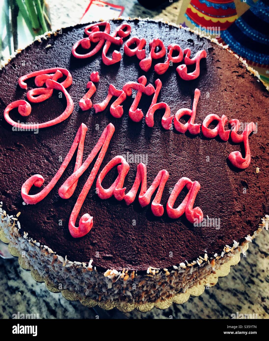 Happy Birthday Mama geschrieben auf vegane Schokoladenkuchen Stockfoto