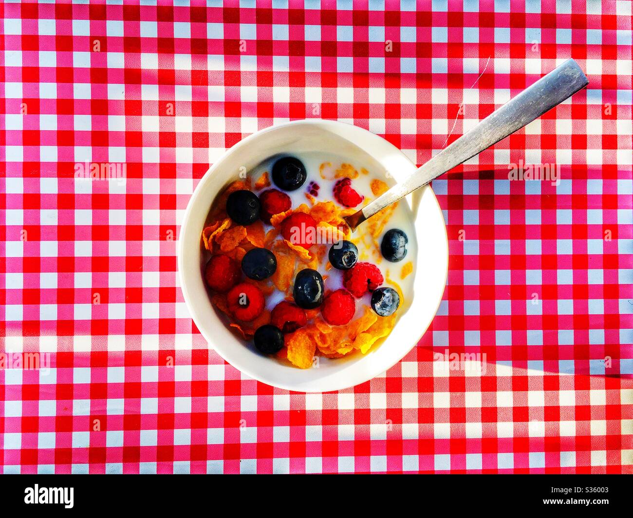 Cornflakes mit Heidelbeeren und Himbeeren - Smartphone-aufgenommenes Stockfoto