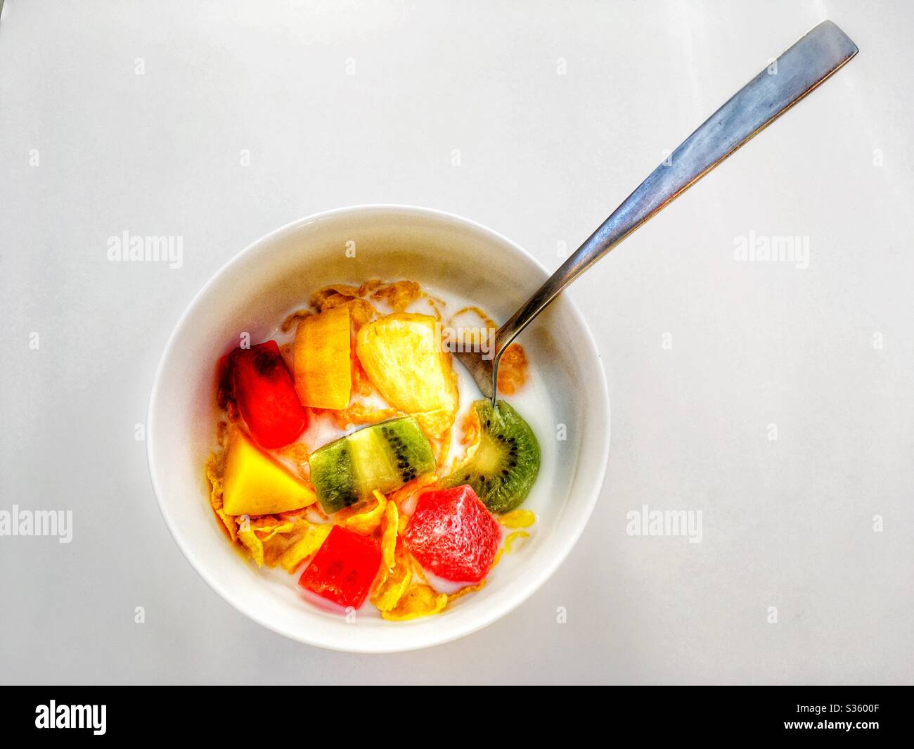 Cornflakes mit frischen tropischen Früchten - Smartphone-aufgenommenes Stockfoto