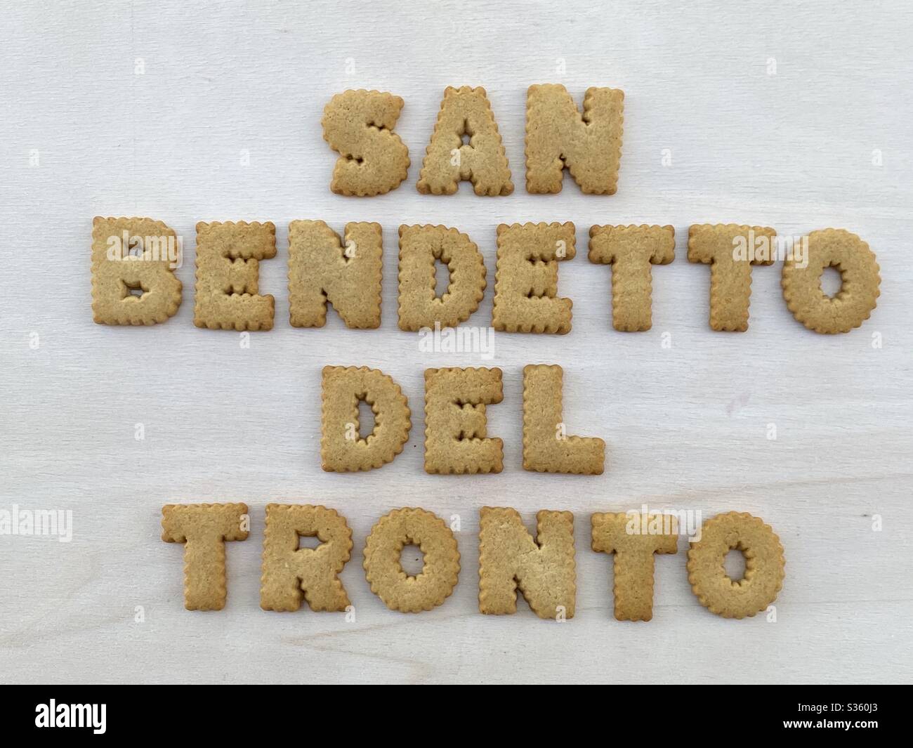 San Benedetto del Tronto, touristische Stadt vor der Adria, Italien, Souvenir mit hausgemachten Keksbuchstaben auf einem Holzbrett Stockfoto