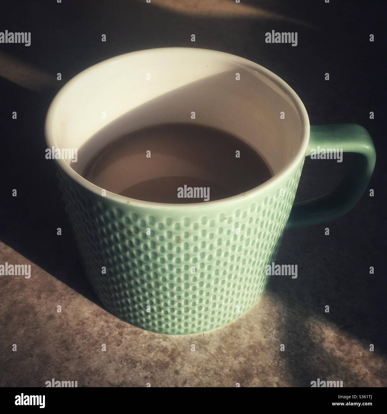 Tasse Kaffee im Morgenlicht beleuchtet. - Smartphone-aufgenommenes Stockfoto