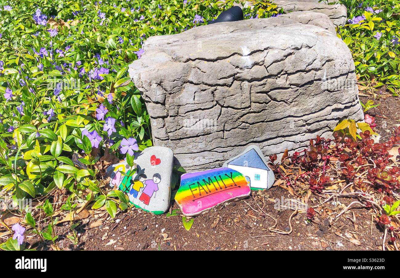 Dekorative Steine in einem Garten platziert. - Smartphone-aufgenommenes Stockfoto
