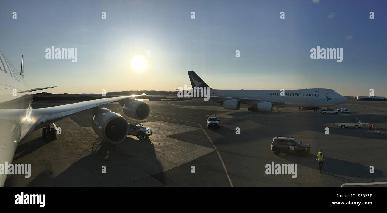 Cathay Pacific Boeing 747-800 Cargo-Flugzeug auf der Rampe in Anchorage, Alaska. - Smartphone-aufgenommenes Stockfoto