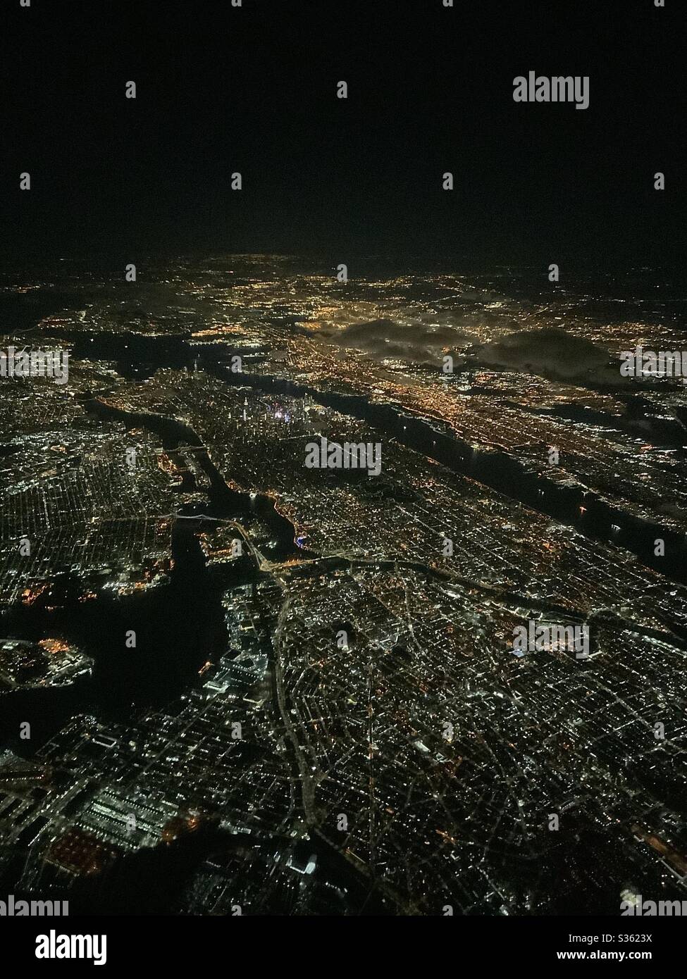 Luftaufnahme von Manhattan bei Nacht, New York. - Smartphone-aufgenommenes Stockfoto