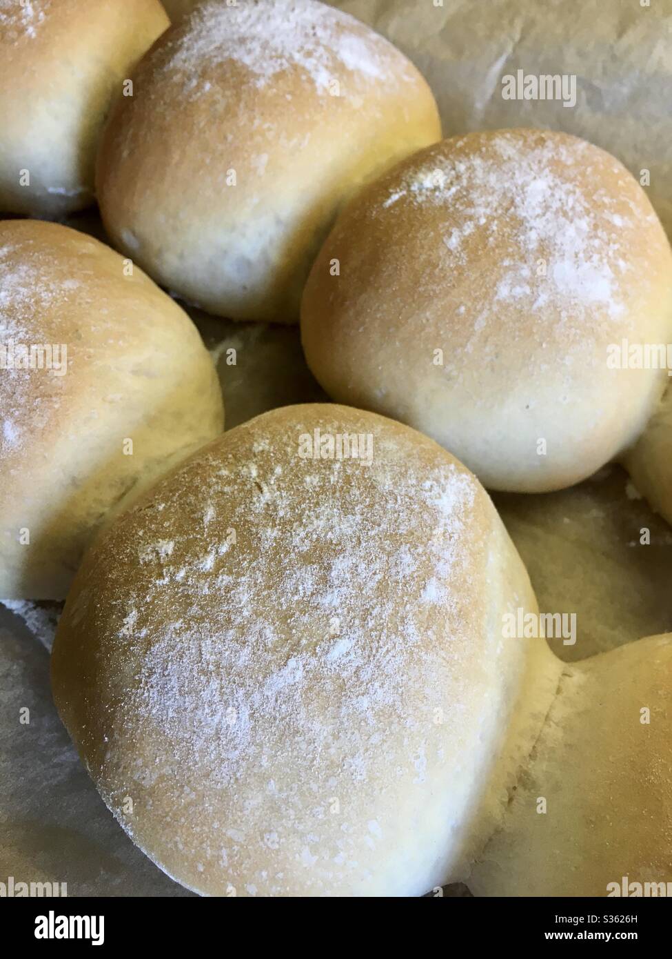 Hausgemachte frisch gebackene Brötchen - Smartphone-aufgenommenes Stockfoto