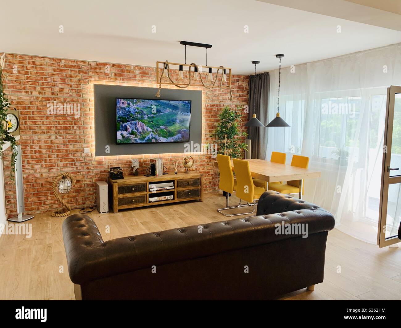 Einrichtung im Wohnzimmer im Industriestil - Smartphone-aufgenommenes Stockfoto