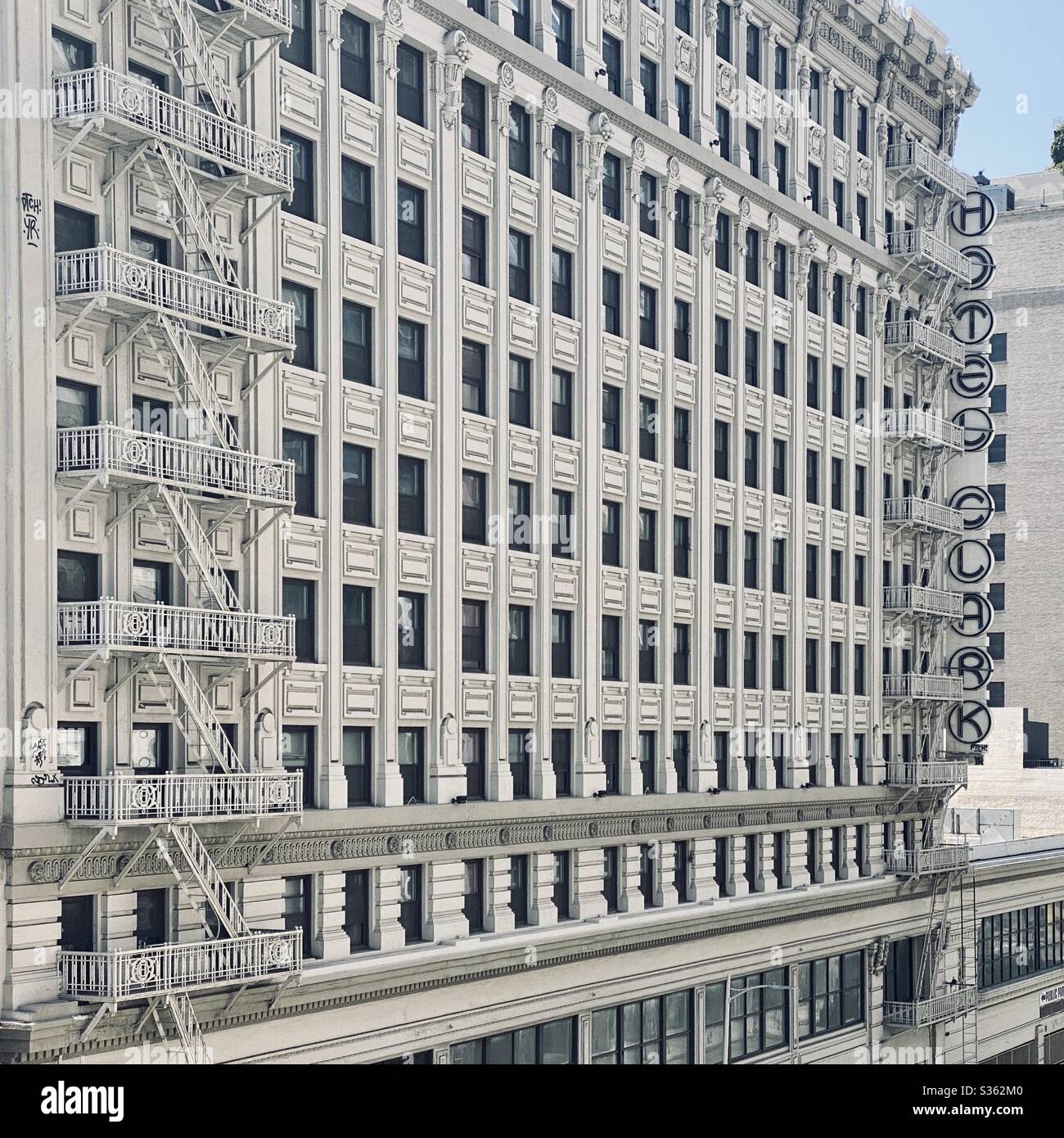 LOS ANGELES, CA, APR 2020: Blick auf das Hotel Clark, in der Innenstadt. Neu gestaltete Innenausstattung mit historischer Fassade, das Gebäude wurde umfangreich renoviert und wartet auf die Wiedereröffnung. Stockfoto