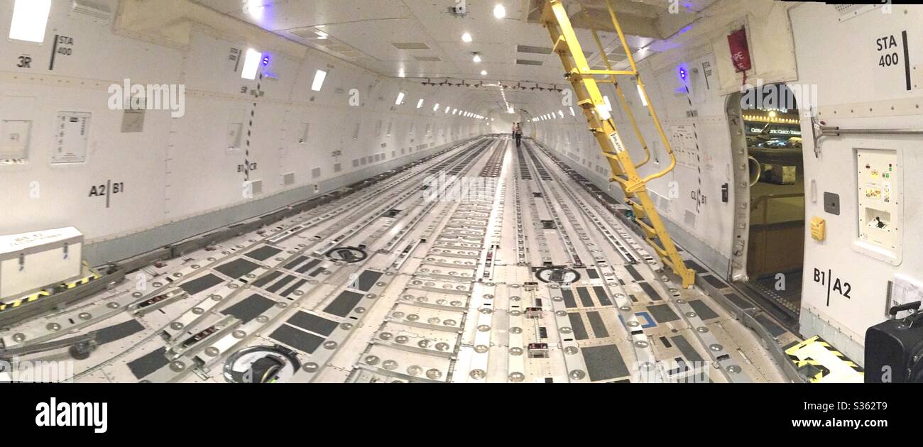 Hauptdeck auf einem Boeing 747-800 Frachter, zeigt das Ladesystem, die Eingangstür und die Stufen zum Flugdeck. Stockfoto