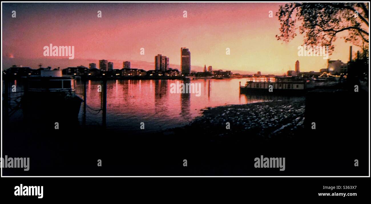 Abenddämmerung auf der Themse in London. - Smartphone-aufgenommenes Stockfoto